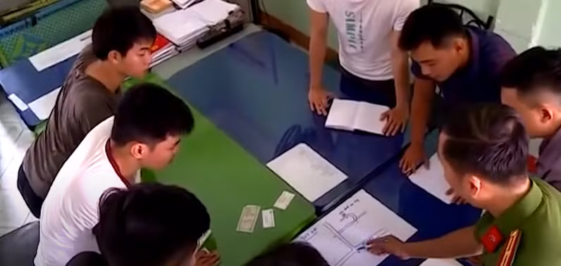 Một mũi trinh sát được chỉ đạo âm thầm về Kiên Giang để theo dõi đối tượng thì phát hiện tên Thanh đang sử dụng chiếc xe máy của nạn nhân H. Kết hợp với Công an địa phương kiểm tra nơi ở của Thanh, lực lượng chức năng còn phát hiện thêm điện thoại của chị H. và một số vật chứng trong vụ án.