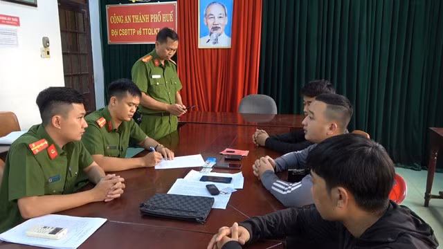  Bắt nhóm đối tượng cho vay với lãi suất lên tới 243%/năm: Ngày 11/6, Công an TP Huế (Thừa Thiên - Huế) cho biết, đơn vị đang làm rõ 3 đối tượng gồm Dương Văn Khang (SN 1997), Đỗ Anh Quyết (SN 2001), Nguyễn Văn Chinh (SN 1992, cùng trú tại Vĩnh Bảo, TP Hải Phòng) có hành vi cho vay nặng lãi trong giao dịch dân sự. Với lãi suất cho vay từ 121% đến 243%/ năm, các đối tượng đã thu lợi bất chính hơn 77 triệu đồng. 