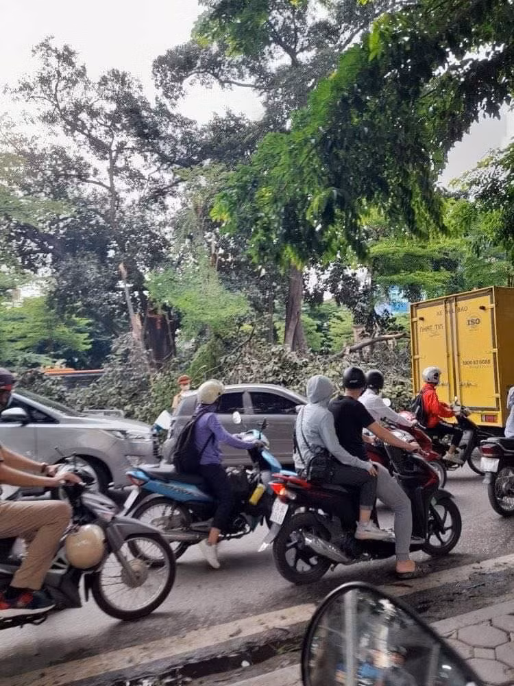 Tuy nhiên, do nhánh lên đường vành đai 2 trên cao hướng đi Cầu Giấy bị phong tỏa khiến giao thông ùn tắc kéo dài. Anh Quách Công Tuấn (tài xế xe máy), cho biết mất gần 30 phút mới thoát khỏi đoạn ùn tắc. 