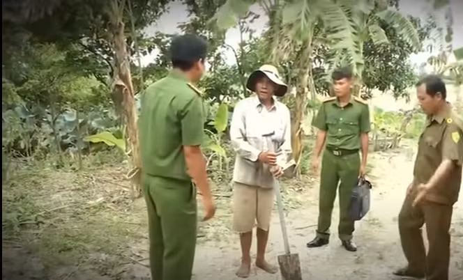 Các điều tra viên đã tập trung điều tra, xác minh thời gian bất minh trong ngày xảy ra vụ án để tạm giữ đối tượng Linh trong trường hợp khẩn cấp. Nhận định từ các cán bộ điều tra cho thấy, nếu ông Linh là nghi phạm thì cái xẻng rất có thể là hung khí gây án còn trong nhà của đối tượng.