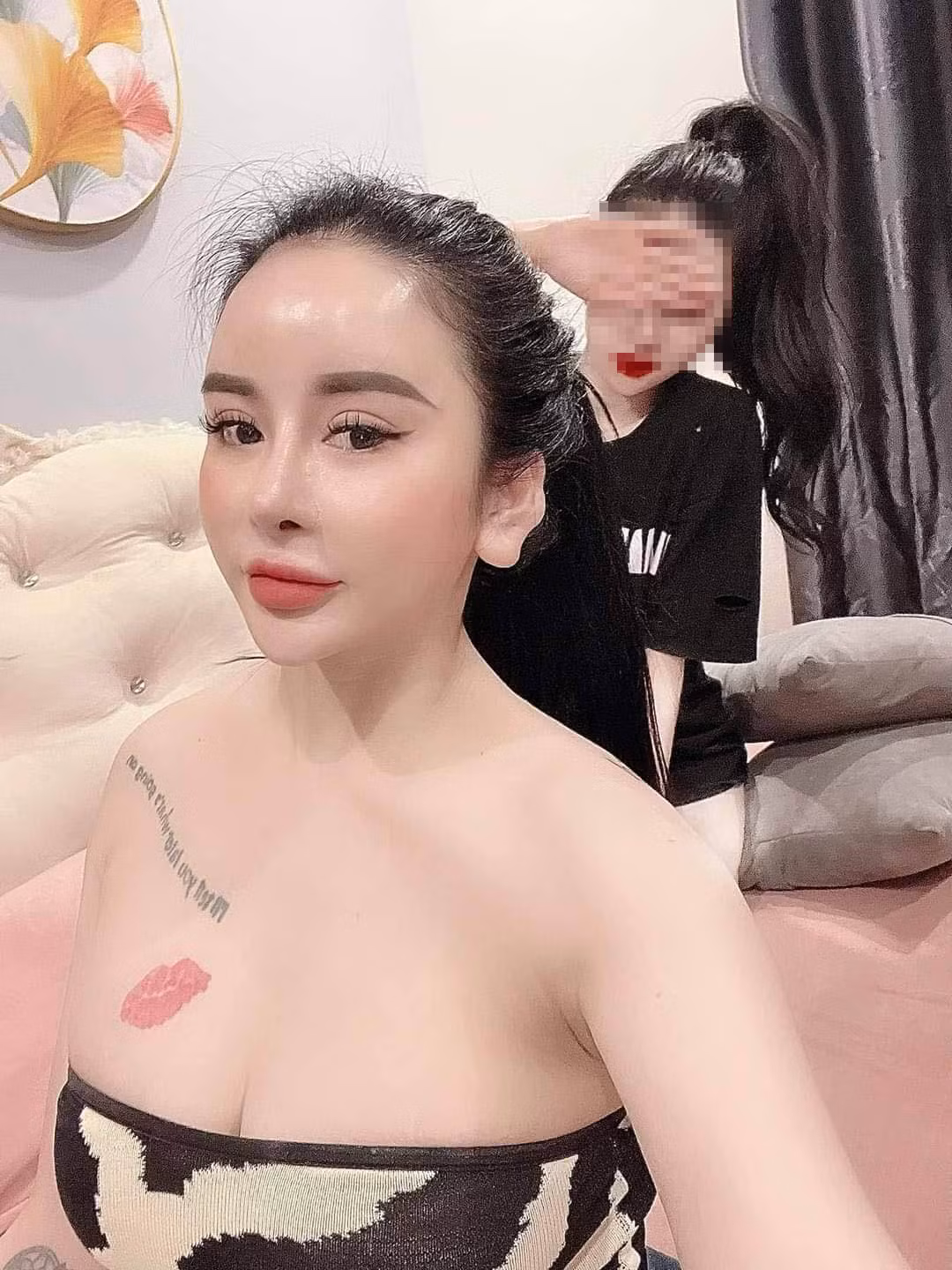 Trên trang cá nhân của mình, Hằng thường xuyên đăng tải những hình ảnh ăn mặc gợi cảm và check in ở những nơi sang trọng, xa hoa lên mạng xã hội.
