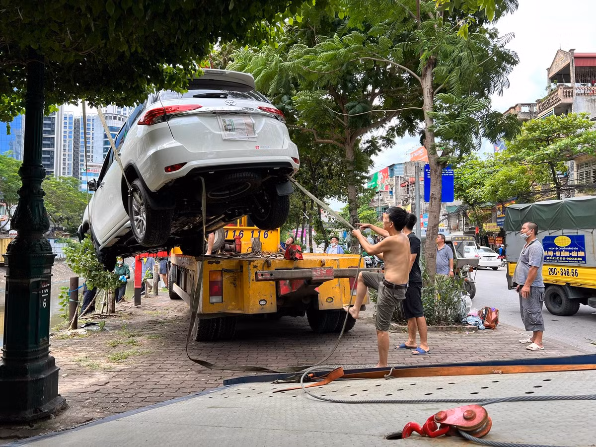 Đến hơn 14h cùng ngày, xe cẩu đã đưa ô tô gặp nạn lên bờ. Theo vị chỉ huy Đội CSGT đường bộ số 4 cho biết, nguyên nhân ban đầu dẫn tới sự việc trên là do nữ tài xế bị mất lái. 