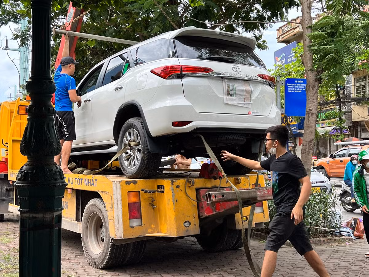 Hiện, vụ nữ tài xế lao ô tô cắm đầu xuống sông Kim Ngưu đang được cơ quan chức năng điều tra, làm rõ. 