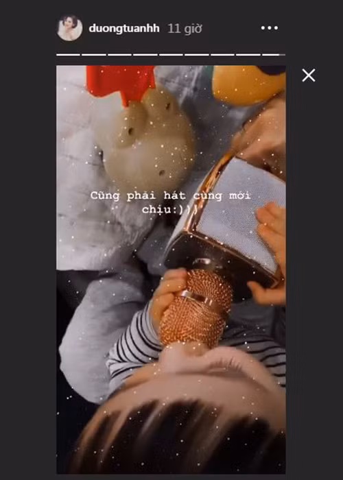 Nàng á hậu còn đăng tải clip chồng con hát karaoke tại nhà.