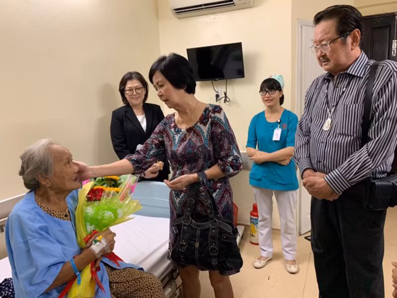 Theo lời kể của bác sĩ Nguyễn Hoài Nam trên Tiền Phong, Chánh Tín yêu vợ nhưng ít khi thể hiện. Có lần hai vợ chồng Chánh Tín đi khám sức khỏe tổng quát. Khi về, Chánh Tín ngay lập tức gọi điện thoại cho bác sĩ vừa nói vừa khóc: “Vợ tôi bị sao vậy bác sĩ, có phải cô ấy sắp chết hay không?”. Bác sĩ giải thích với Chánh Tín, vợ của ông chỉ bị gan hơi yếu do tuổi cao trong khi đó, hồ sơ bệnh án của Chánh Tín nghiêm trọng hơn rất nhiều. Ảnh: Tiền Phong