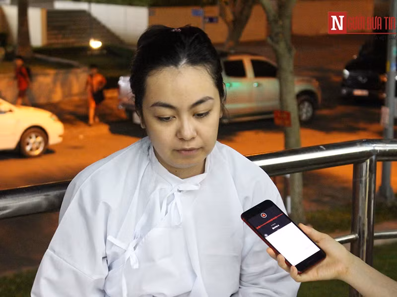 Mới đây, chia sẻ với Người đưa tin, chị Bích Uyên cho hay, bố của cô luôn nghiêm khắc nhưng rất yêu các con. “Cha tôi ít khi nói, chỉ hành động. Ông rèn luyện anh em tôi như ở môi trường quân đội, không phân biệt nam, nữ. Cũng có lúc ông rất dịu dàng với chúng tôi”, chị Bích Uyên kể. Ngoài ra, theo con gái của nghệ sĩ Chánh Tín, chữ Chánh trong tên của ba bố con cô mang ý nghĩa sống tử tế, lương thiện. Ảnh: Người đưa tin