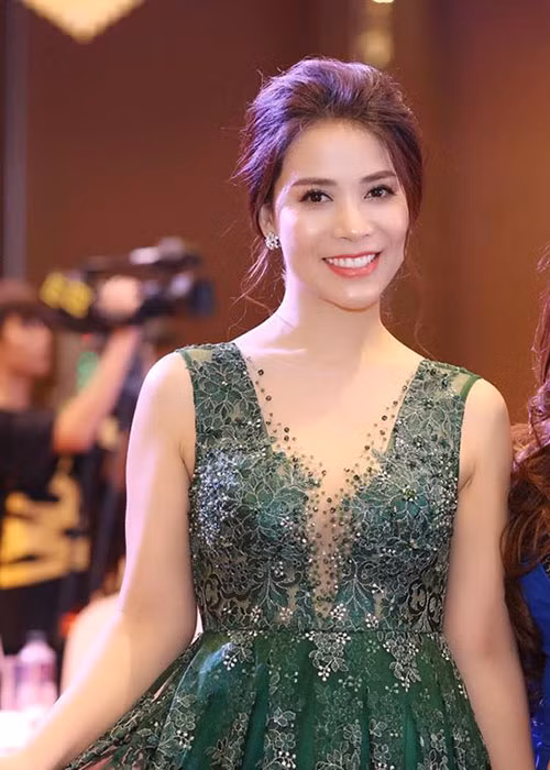 Tối ngày 9/1, á hậu doanh nhân Ý Lan xác nhận chuyện tình cảm với nghệ sĩ Chí Trung đồng thời tiết lộ Chí Trung - Ngọc Huyền ly hôn từ lâu.