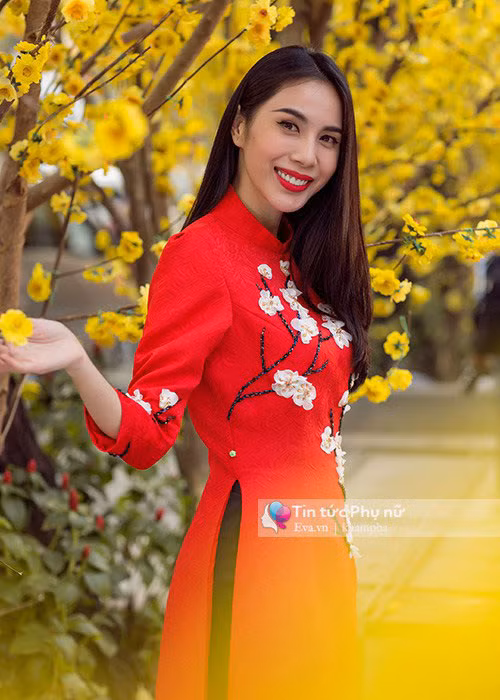 Thủy Tiên hòa vào dòng mỹ nhân Việt diện áo dài ngày Tết.