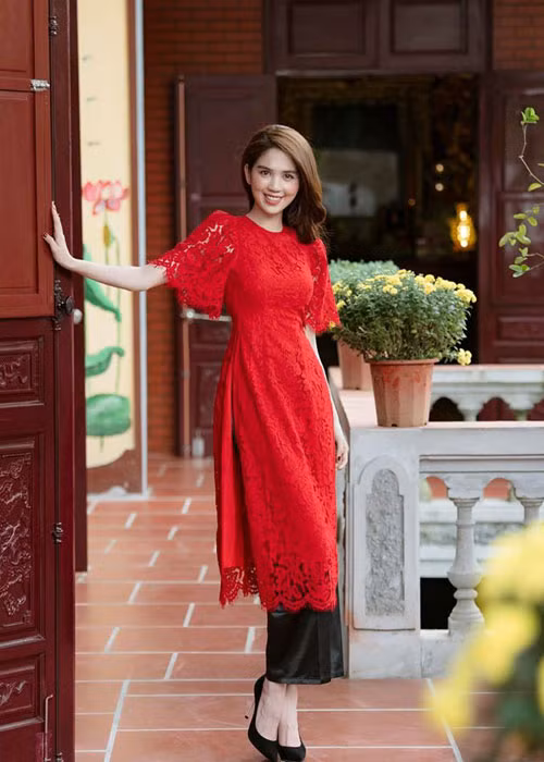 Ngọc Trinh được khen mặc áo dài đẹp nên Tết này diện hẳn một bộ sưu tập từ lúc đón giao thừa.