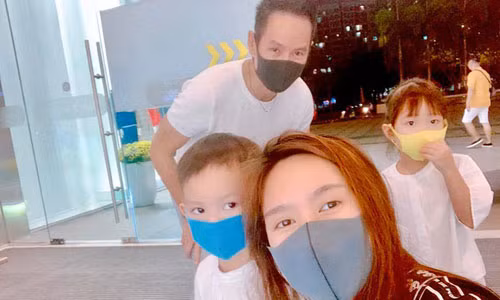 Ly Hai, Minh Ha deo khau trang di choi Tet vi so virus corona