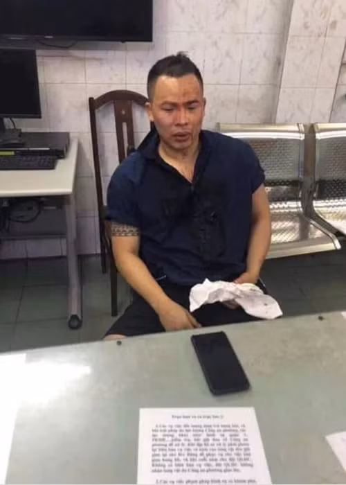 Khac Tiep noi gi ve buc anh mat be bet mau, nghi bi doi no?