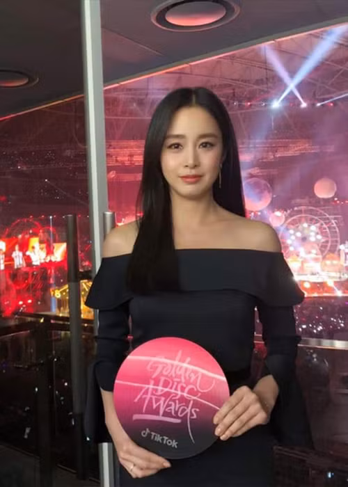 Kim Tae Hee đã sinh con gái đầu lòng hồi tháng 10/2017. Đến tháng 9 năm 2019, cô và Bi Rain có thêm một bé gái.