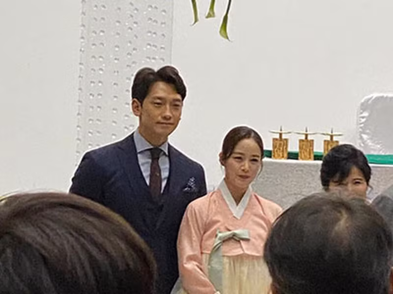 Cách đây không lâu, vợ chồng Kim Tae Hee xuất hiện trong đám cưới của em trai nữ diễn viên.