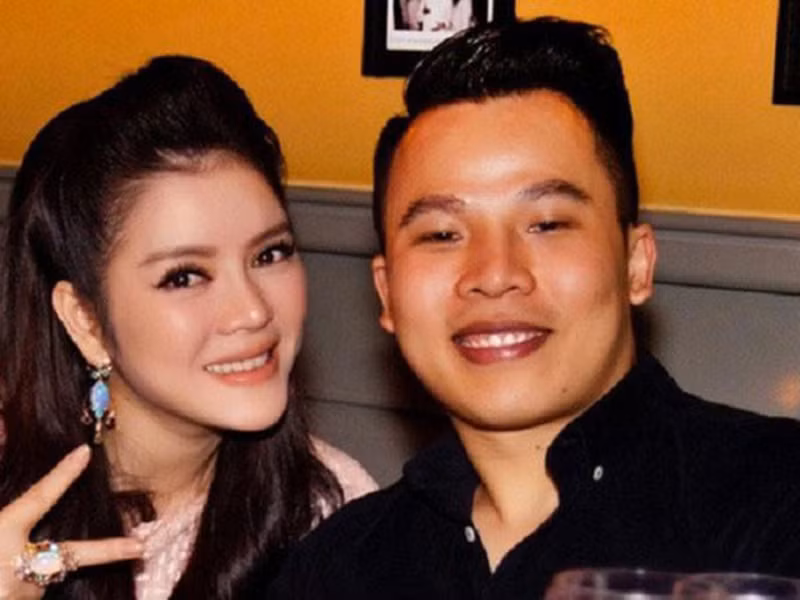 Hồi tháng 5/2019, Khắc Tiệp khẩu chiến với Lý Nhã Kỳ khi nghi cô nói bóng gió việc Ngọc Trinh ăn mặc phản cảm trên thảm đỏ Cannes 2019.