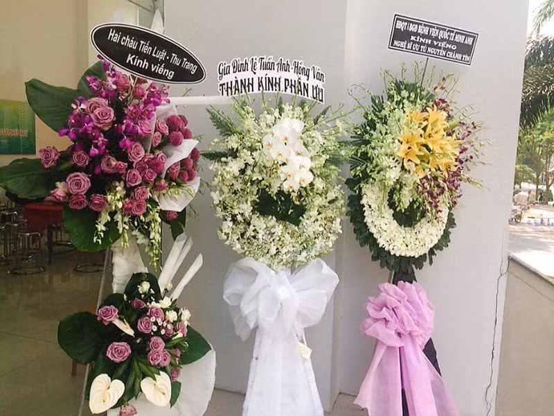 Các nghệ sĩ: Mỹ Tâm, vợ chồng Hồng Vân, vợ chồng Thu Trang, Hồng Tơ gửi vòng hoa viếng nghệ sĩ Chánh Tín. Ảnh: Yan