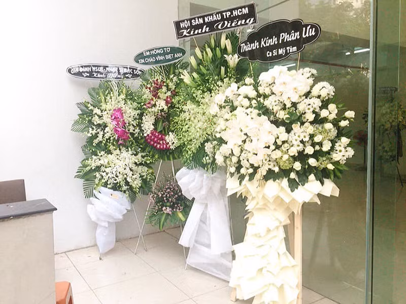 Theo cáo phó, lễ động quan sẽ diễn ra vào lúc 6h ngày 8/12. Linh cữu của nghệ sĩ Chánh Tín sẽ được hoả táng tại nghĩa trang Đa Phước - Bình Chánh. Gia đình cho biết, sáng 4/1, khi bà Bích Trâm - vợ nam nghệ sĩ vào giường đánh thức chồng dậy thì ông đã qua đời. Ảnh: Yan