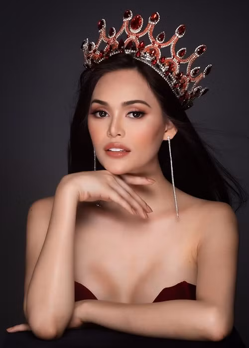 Gương mặt và nụ cười của đối thủ Hoài Sa có nét giống với Hoa hậu Hoàn vũ Thế giới 2015 Pia Wurtzbach.