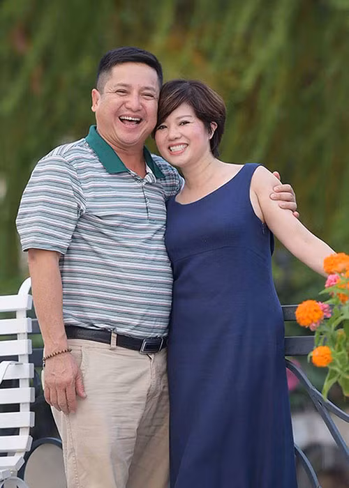 Chí Trung viết: “Chúng ta đã ở bên nhau gần 40 năm cuộc đời. Đã cùng nếm trải mọi ngọt bùi đắng cay, đã cùng nắm tay nhau đi dọc ngang thế giới. Chúng ta cũng đã nhiều lần tổ chức sinh nhật cho nhau ở khắp mọi nơi trên nhiều châu lục....