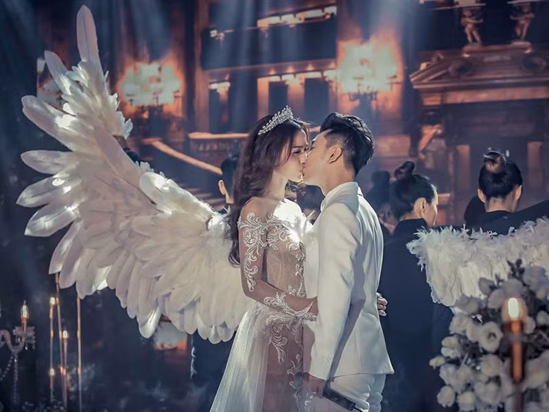 Cuối năm 2018, Ưng Hoàng Phúc và Kim Cương tổ chức đám cưới hoành tráng.