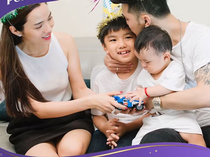 Trước khi tổ chức đám cưới, Kim Cương hạ sinh một bé trai cho Ưng Hoàng Phúc.