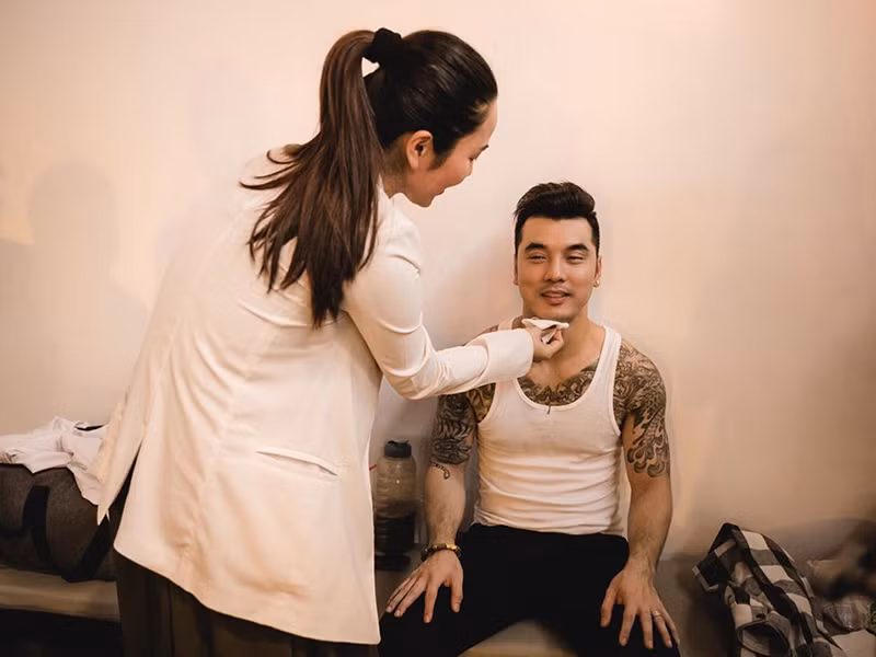Ưng Hoàng Phúc hài hước tâm sự Kim Cương là chuyên gia trang điểm, làm tóc, chuẩn bị trang phục, thư ký, biên tập, bạn tập gym chung kiêm vợ và quan trọng là không tốn tiền trả lương.
