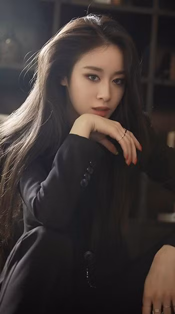 Sở hữu thân hình chuẩn mẫu và gu thẩm mỹ thời thượng, theo thời gian, Ji Yeon ngày càng trở nên nóng bỏng và quyến rũ. Sự thăng hạng về sắc vóc giúp nữ thần tượng vẫn giữ được sức ảnh hưởng mạnh mẽ với công chúng dù trải qua nhiều biến cố trong sự nghiệp.