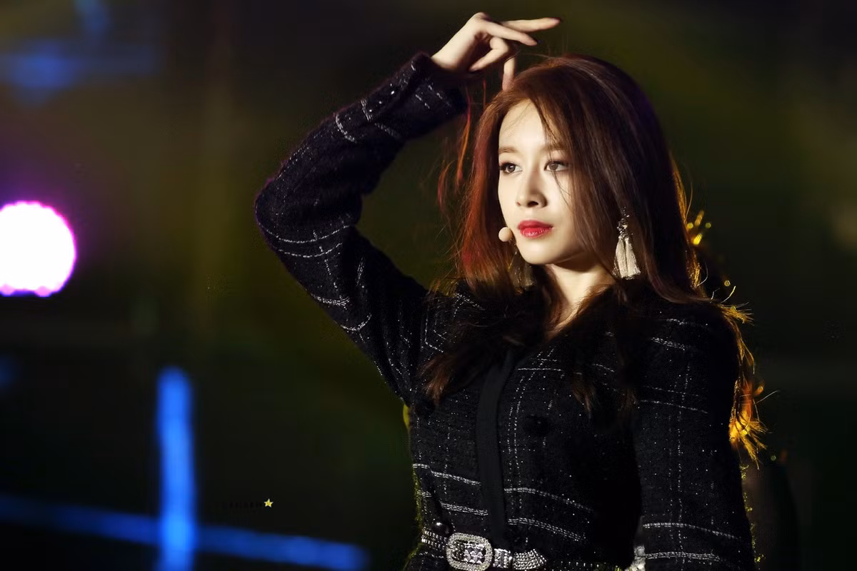 Ji Yeon (T-ARA): Ji Yeon được đánh giá là nữ thần tượng phù hợp nhất với hình ảnh “thiên nga đen” quyến rũ và đầy bí ẩn. Cựu thành viên nhóm T-ARA sở hữu nét đẹp bí ẩn, kiêu kỳ từ ánh mắt đến biểu cảm gương mặt.