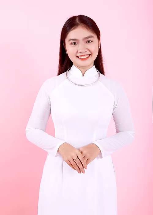 Trên trang cá nhân, Thiện Nhân thường xuyên đăng tải khoảnh khắc mặc áo dài.