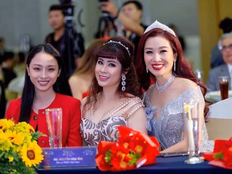 Phương Nga còn cho biết thêm, Á hậu Quý bà Thế giới Thu Hương là người cô ngưỡng mộ từ nhiều năm nay cũng là người luôn cho cô những lời khuyên rất chân tình trong cuộc sống, công việc.