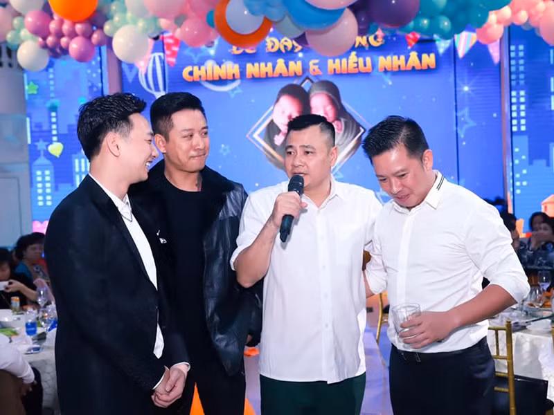 Tự Long chia sẻ trong bữa tiệc đầy tháng của cặp quý tử nhà Thành Trung.