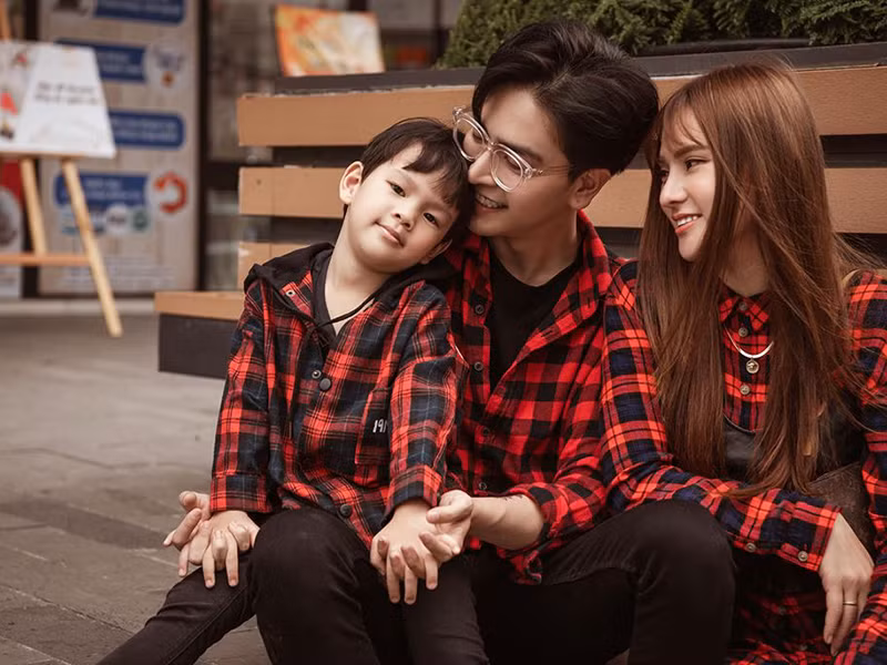 Niềm hạnh phúc nhất của vợ chồng Thu Thủy là được nhìn thấy bé Henry khôn lớn và vui cười mỗi ngày.