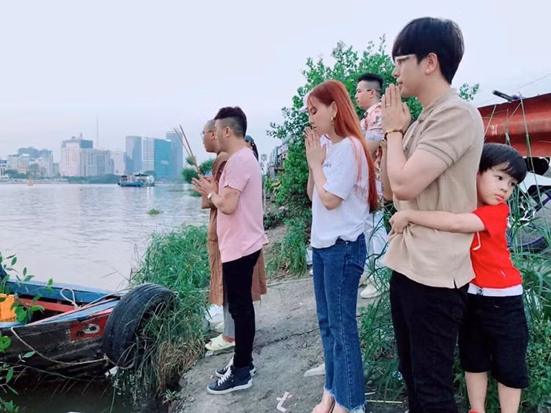 Hình ảnh bé Henry ôm chặt bố dượng phần nào chứng tỏ cả hai rất thân thiết.