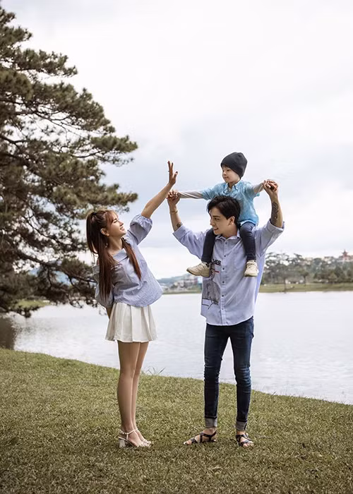 "Những góp ý chân thành, quan tâm, văn minh Thủy tiếp thu hết để lấy đó làm kinh nghiệm làm bài học cho mình và vẫn cứ đặt gia đình lên hàng đầu", nữ ca sĩ nói.