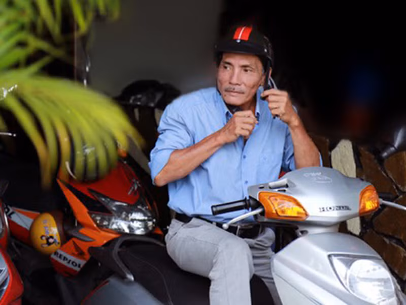 Ở tuổi ngoài 60, Thương Tín vẫn lăn lộn trên phim trường kiếm tiền nuôi gia đình. Nam diễn viên cho biết, để tiết kiệm tiền, ông toàn chạy xe máy. Rồi có những hôm đóng phim xong thì trời đã khuya ông vẫn đi xe về nhà vì sợ tốn tiền thuê nhà trọ nếu ở lại. Ảnh: Infonet