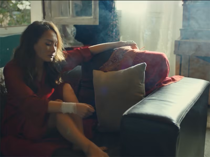 Ngoài ra, khán giả cũng tò mò lý do vì sao Lisa lại chết, phải chăng do Trường – như trong MV hé lộ hay vì một nguyên nhân nào khác.