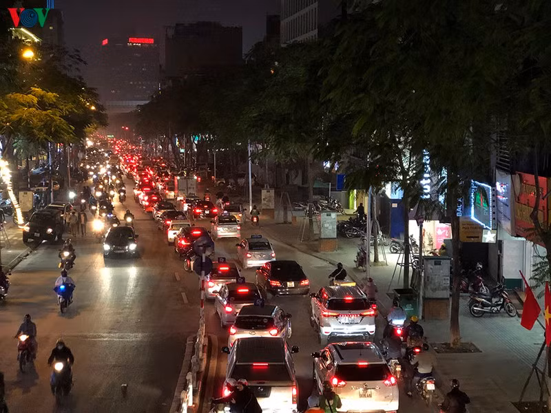 Cầu vượt Thái Hà- Láng Hạ đông kín phương tiện.