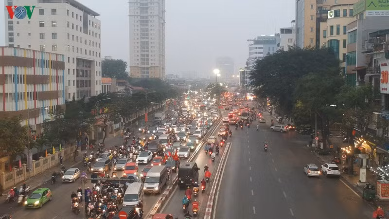 Đúng vào giờ tan tầm thời tiết mưa lạnh, dòng xe cộ "nhích từng bước" lên cầu vượt.