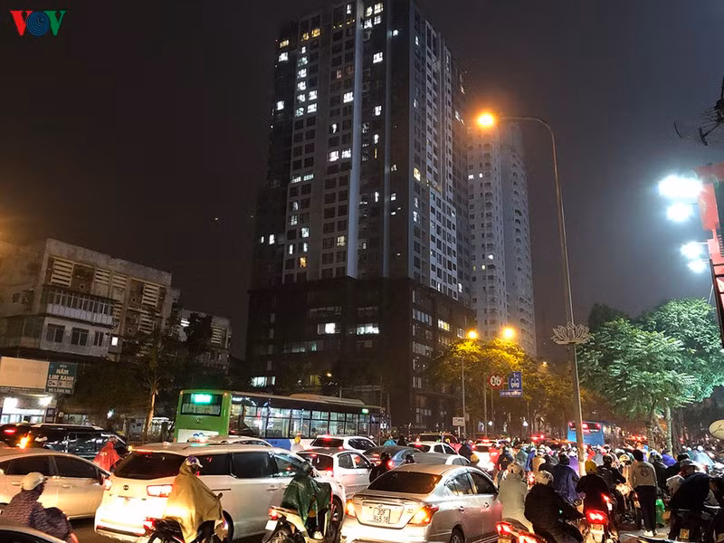 Tuyến đường Láng Hạ luôn là điểm nóng giao thông vào giờ cao điểm. Xe buýt BRT có làn ưu tiên nhưng vẫn phải nhường đường phía trước cho các phương tiện khác.