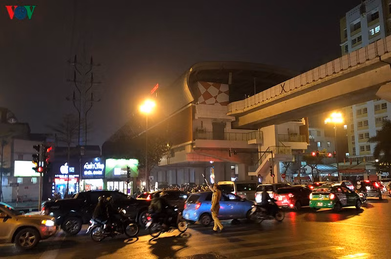 Cảnh sát giao thông làm nhiệm vụ khá vất vả trong mưa phùn gió bấc.