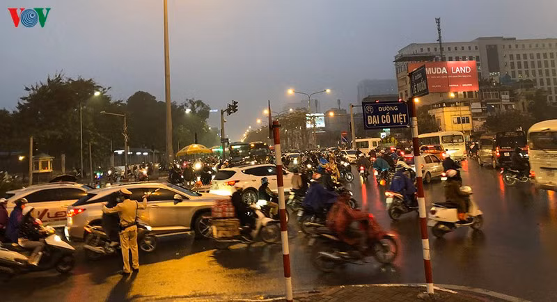 Mật độ giao thông đông đúc, lực lượng CSGT khá vất vả điều tiết hướng dẫn giao thông.