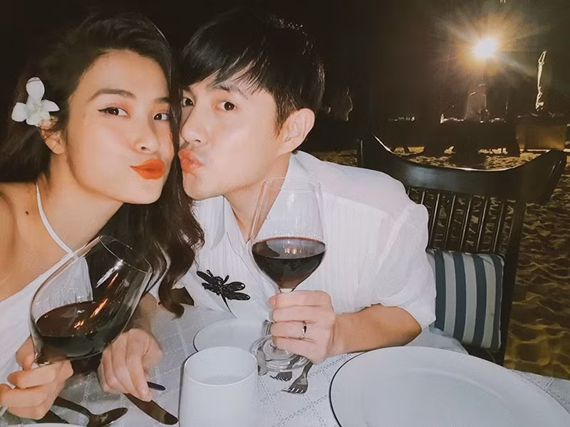 Khoảnh khắc tình tứ của đôi vợ chồng trẻ tại bãi biển khiến người hâm mộ phát ghen.