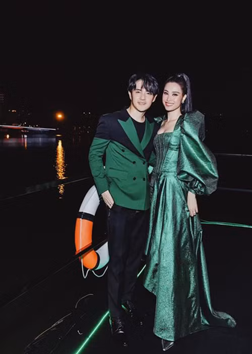 Đông Nhi chia sẻ Ông Cao Thắng giỏi nịnh vợ: "Ta nói mới chiên cho mấy bữa chả giò với cánh gà nước mắm mà ảnh tung mình tới tận mây xanh. Thôi thương quá từ giờ đến cuối năm 2-4-6 cho anh ăn chả giò, 3-5-7 cho anh ăn cánh gà chiên nước mắm".