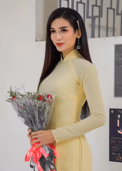 Thành viên của chương trình "Chạy đi rồi tính" duyên dáng trong tà áo dài.