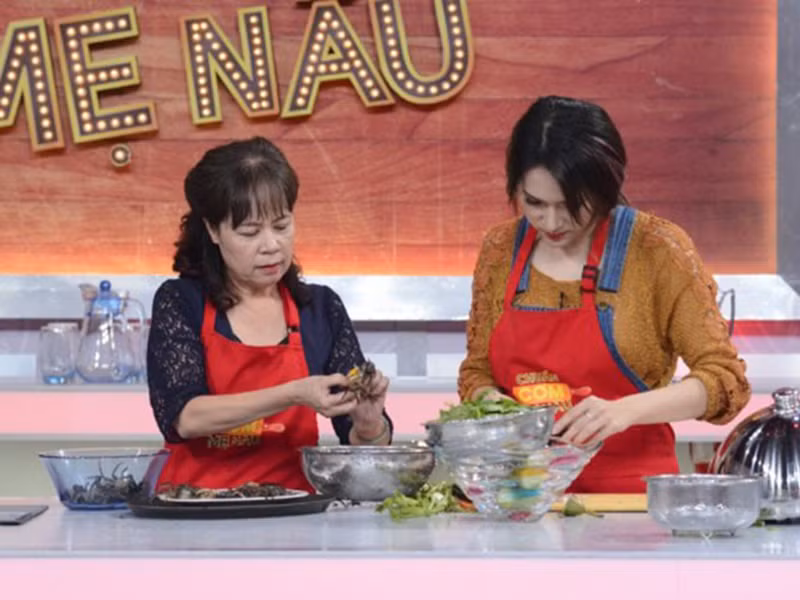 Bố mẹ của Hương Giang thường xuyên xuất hiện bên con gái trước công chúng. Ảnh: Thể thao văn hóa