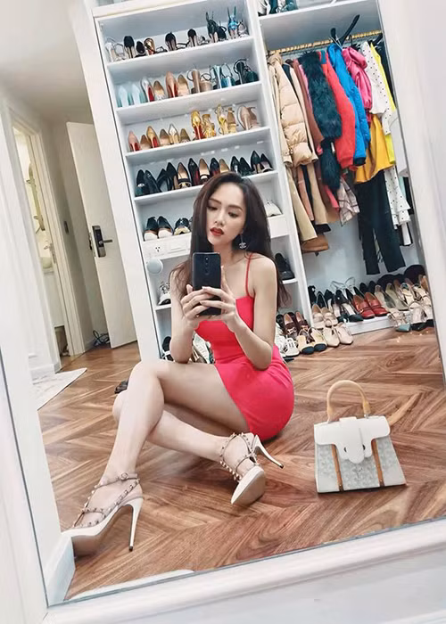 Sau khi chia tay Criss Lai, Hương Giang đến nay chưa công khai thêm bất kì mối tình nào.