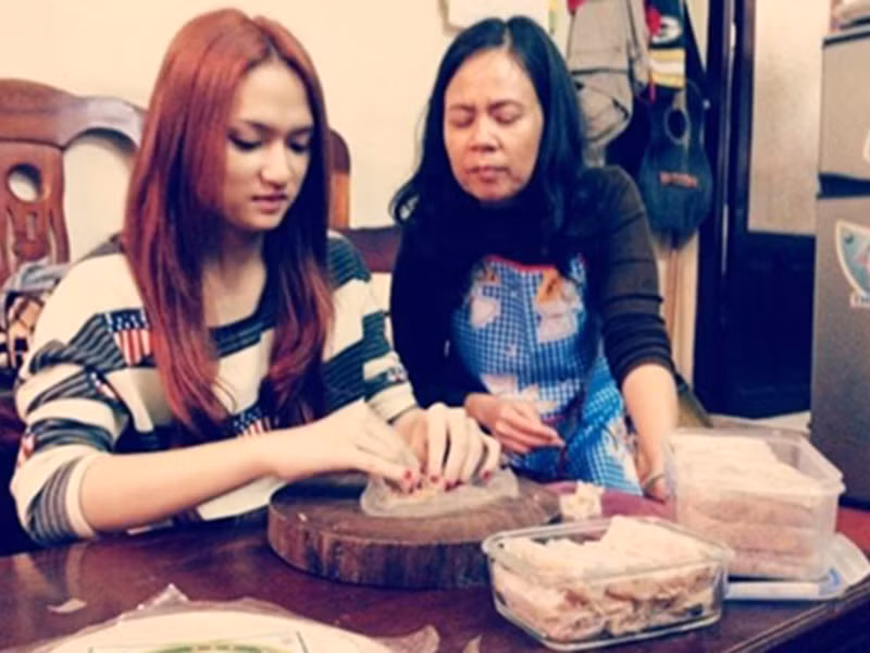 Hình ảnh Hương Giang được mẹ dạy nấu ăn. Ảnh: Gia đình xã hội