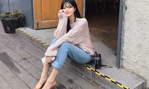 Không ngoa khi nói đôi giày này dành cho mọi quý cô thích sự nhẹ nhàng, nữ tính. Nếu không quen đi giày gót cao hoặc cũng không muốn đôi giày quá đơn điệu thì đây, những đôi sling back với quai sau gót sẽ giúp bạn "nâng level" ăn diện tinh tế năm 2020, hứa hẹn cho bạn hình ảnh sang xịn mịn qua mỗi mùng.