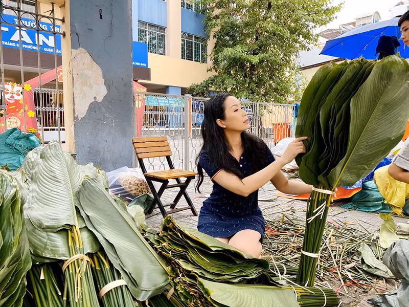 Á hậu Trịnh Kim Chi mách kinh nghiệm chọn lá gói bánh chưng: "Chọn lá dong có màu sắc xanh đậm, phiến lá to vừa phải để có thể gói trọn được phần nhân bên trong. Nên chọn loại lá bánh tẻ là lá không quá già cũng không quá non, như vậy bánh mới có được màu xanh đẹp. Không nên chọn những lá héo, sờ vào có cảm giác khô cứng, không mềm dai như lá tươi".