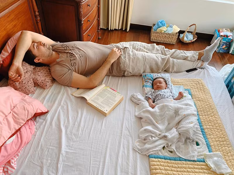 Phương Mai thường xuyên ghi lại khoảnh khắc của chồng bên con trai.