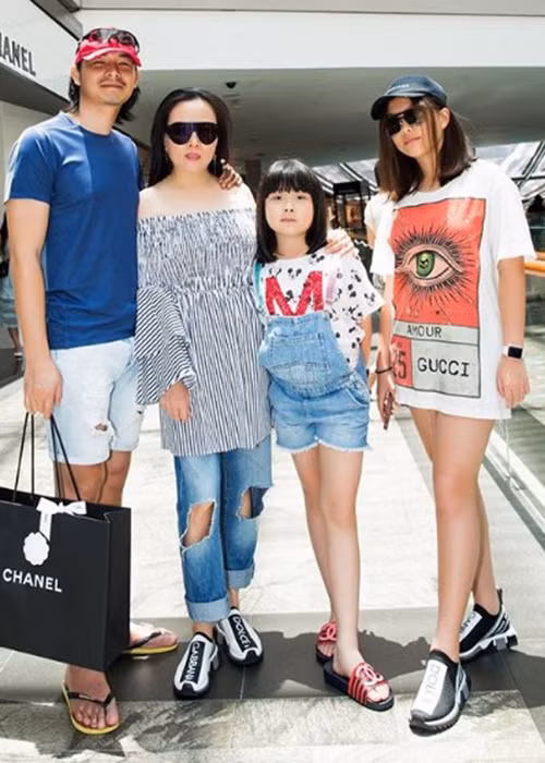 Quách Ngọc Ngoan thường xuyên xuất hiện bên con riêng của bạn gái nhưng thi thoảng mới lộ diện bên con ruột.